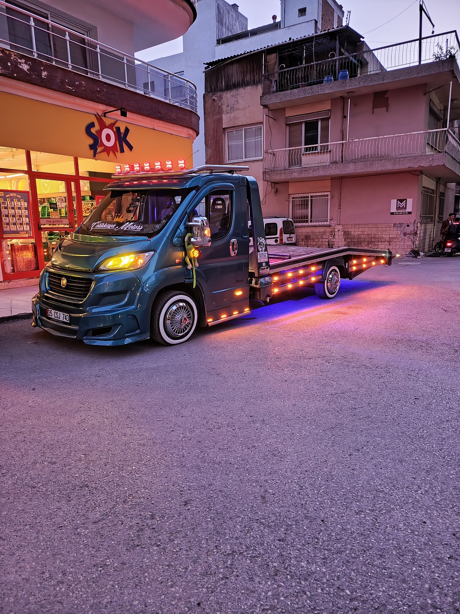 Gece hizmet veren Çelikkaya Yol Yardım çekici aracı